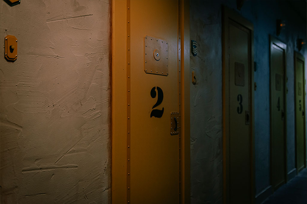 The first challenge of the game the bunker finds itself on the entrance wall: In order to get inside of the escape room you will have to find your way through a giant maze which holds the keys for the door.